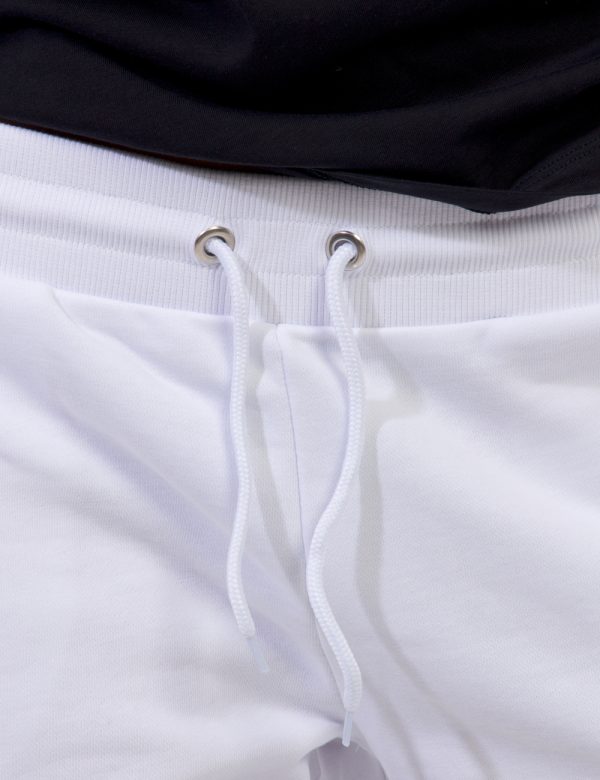 Shorts Blauer Bianco - Shorts in total bianco rigato con tasche a taglio trasversale. Presente logo brand ricamato in tono s