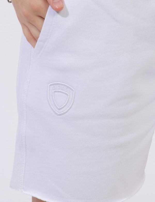 Shorts Blauer Bianco - Shorts in total bianco rigato con tasche a taglio trasversale. Presente logo brand ricamato in tono s