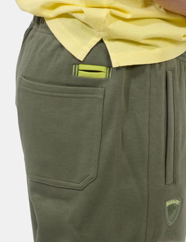 Pantaloni Blauer Verde - Pantaloni felpati in total verde militare con tasche a taglio verticale sul fronte e tasca a toppa