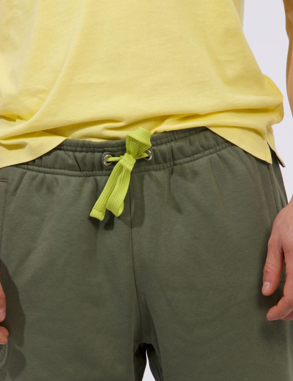 Pantaloni Blauer Verde - Pantaloni felpati in total verde militare con tasche a taglio verticale sul fronte e tasca a toppa