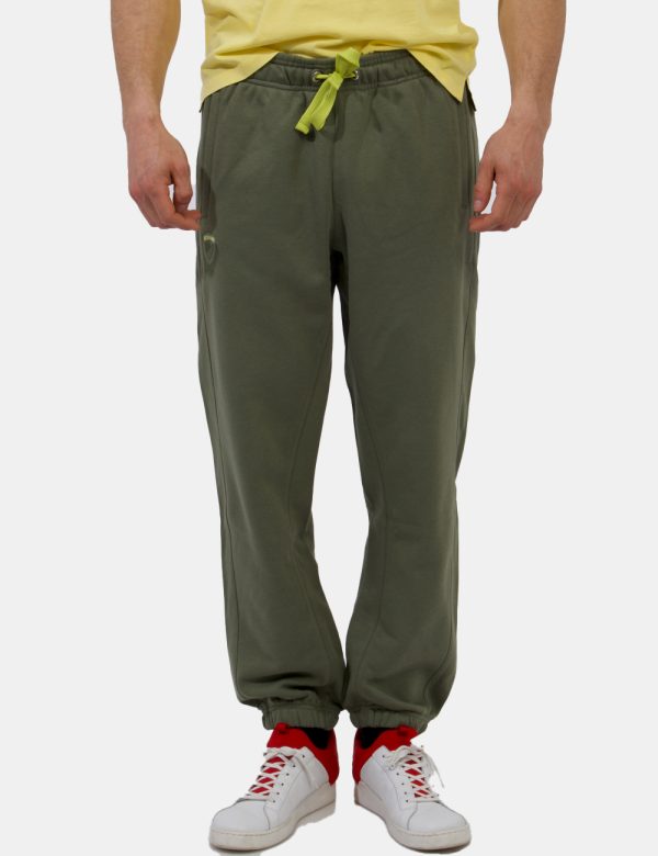 Pantaloni Blauer Verde - Pantaloni felpati in total verde militare con tasche a taglio verticale sul fronte e tasca a toppa