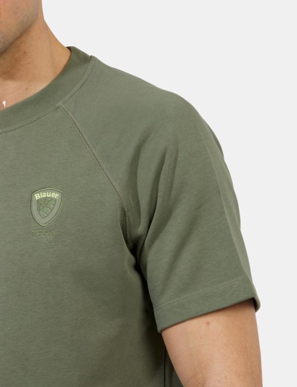 Felpa Blauer Verde - Felpa a maniche corte taglio raglan in total verde militare con patch logo brand ad altezza cuore. La v