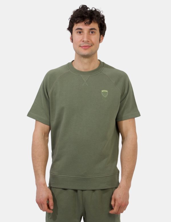 Felpa Blauer Verde - Felpa a maniche corte taglio raglan in total verde militare con patch logo brand ad altezza cuore. La v