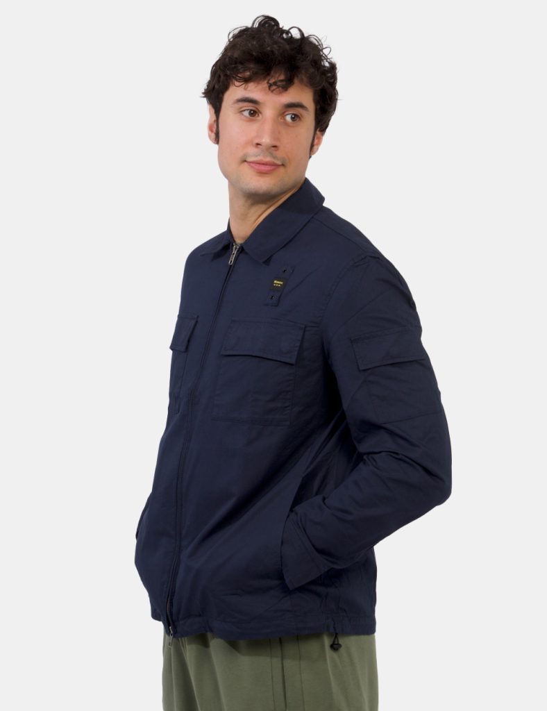 Camicia Blauer Blu - Camicia in cotone spesso ed in total blu navy. Presente doppia tasca a toppa con chiusura con bottoni a