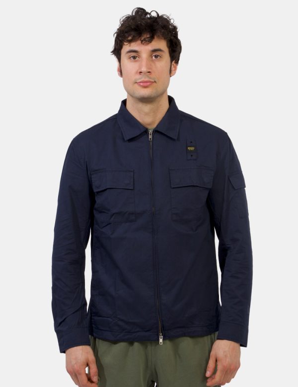 Camicia Blauer Blu - Camicia in cotone spesso ed in total blu navy. Presente doppia tasca a toppa con chiusura con bottoni a