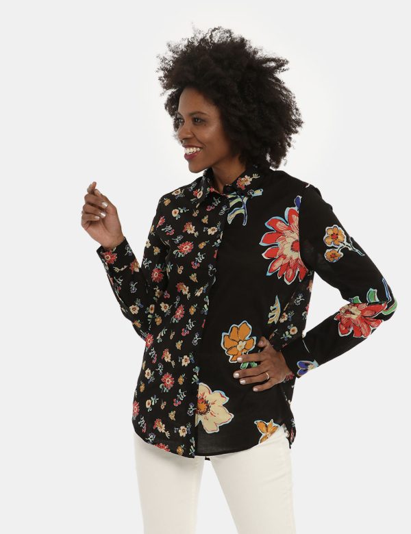 Camicia Desigual fantasia floreale - COMPOSIZIONE E VESTIBILITÀ:100% cotoneLa modella è alta 170 cm e indossa la taglia S. L