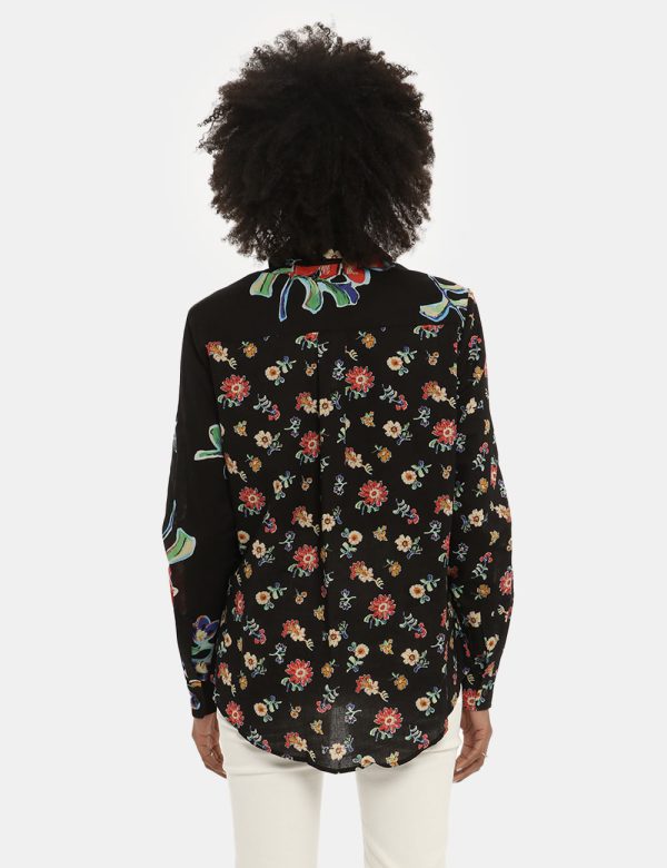Camicia Desigual fantasia floreale - COMPOSIZIONE E VESTIBILITÀ:100% cotoneLa modella è alta 170 cm e indossa la taglia S. L