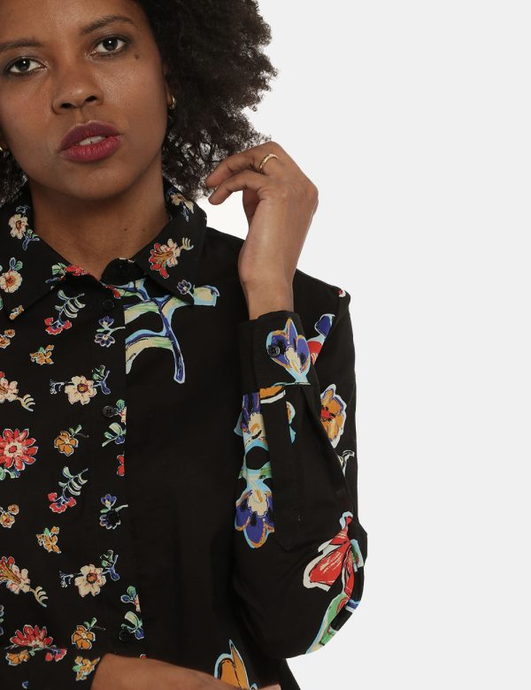Camicia Desigual fantasia floreale - COMPOSIZIONE E VESTIBILITÀ:100% cotoneLa modella è alta 170 cm e indossa la taglia S. L