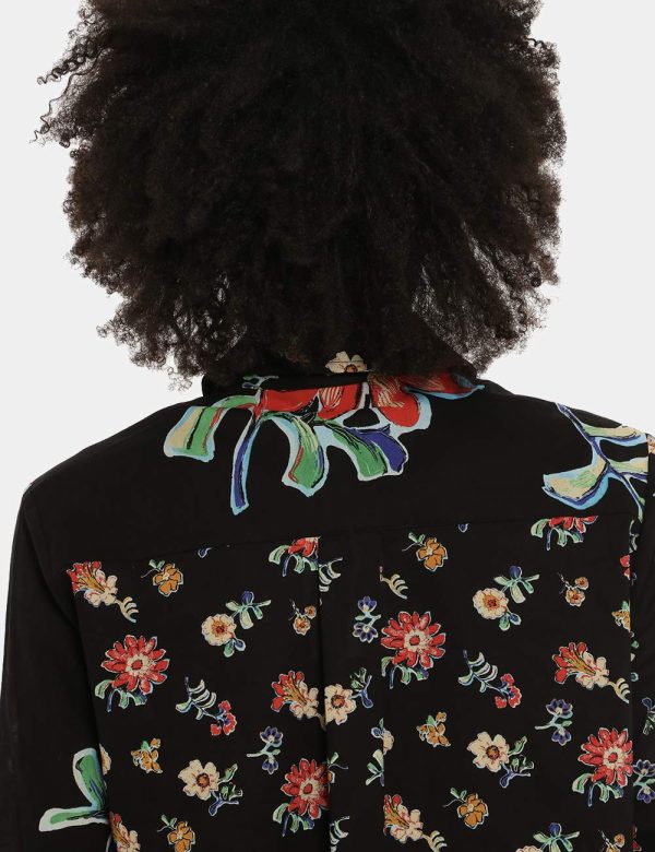 Camicia Desigual fantasia floreale - COMPOSIZIONE E VESTIBILITÀ:100% cotoneLa modella è alta 170 cm e indossa la taglia S. L