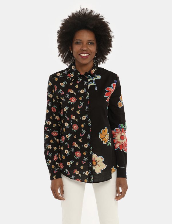 Camicia Desigual fantasia floreale - COMPOSIZIONE E VESTIBILITÀ:100% cotoneLa modella è alta 170 cm e indossa la taglia S. L