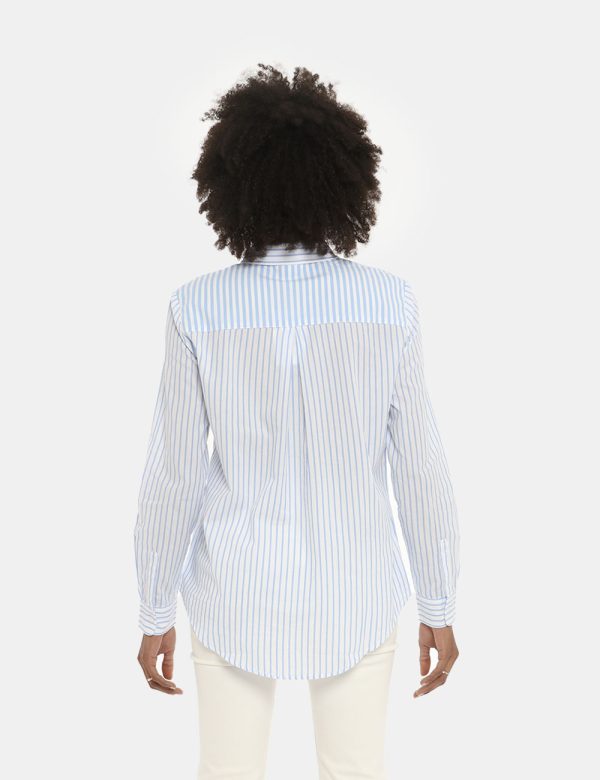Camicia Desigual rigata azzurra - COMPOSIZIONE E VESTIBILITÀ:100% cotoneLa modella è alta 170 cm e indossa la taglia S. La v