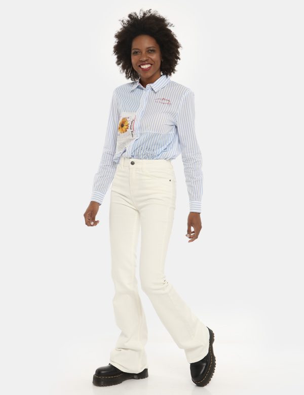 Jeans Desigual bianco - COMPOSIZIONE E VESTIBILITÀ:98% cotone 2% elastaneLa modella è alta 170 cm e indossa la taglia 36. La