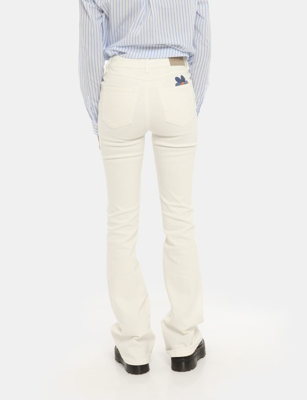 Jeans Desigual bianco - COMPOSIZIONE E VESTIBILITÀ:98% cotone 2% elastaneLa modella è alta 170 cm e indossa la taglia 36. La