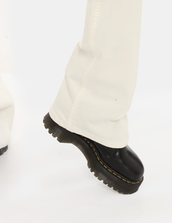 Jeans Desigual bianco - COMPOSIZIONE E VESTIBILITÀ:98% cotone 2% elastaneLa modella è alta 170 cm e indossa la taglia 36. La