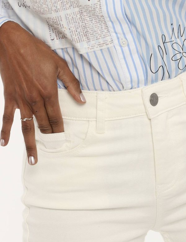 Jeans Desigual bianco - COMPOSIZIONE E VESTIBILITÀ:98% cotone 2% elastaneLa modella è alta 170 cm e indossa la taglia 36. La