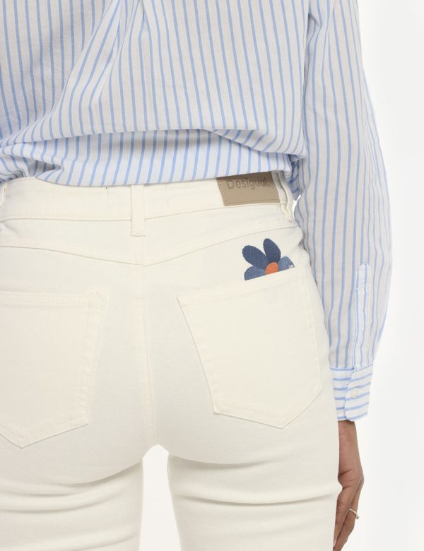 Jeans Desigual bianco - COMPOSIZIONE E VESTIBILITÀ:98% cotone 2% elastaneLa modella è alta 170 cm e indossa la taglia 36. La