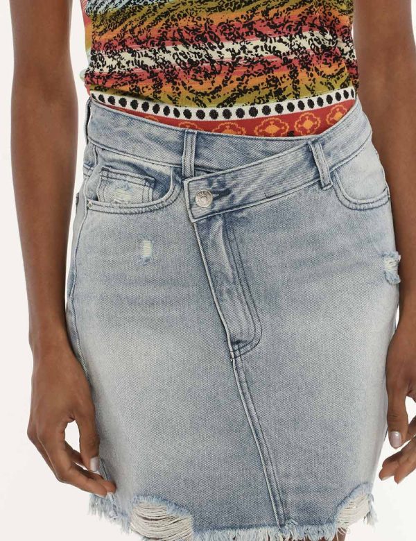 Gonna Desigual blu denim - COMPOSIZIONE E VESTIBILITÀ:100% cotoneLa modella è alta 170 cm e indossa la taglia S. La vestibil