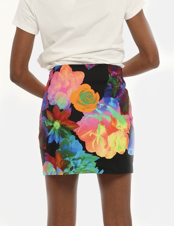 Gonna Desigual fantasia floreale - COMPOSIZIONE E VESTIBILITÀ:98% cotone 2% elastaneLa modella è alta 170 cm e indossa la ta