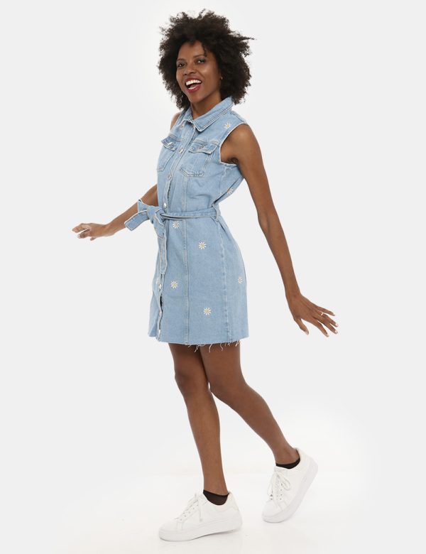 Vestito Desigual denim - COMPOSIZIONE E VESTIBILITÀ:100% cotoneLa modella è alta 170 cm e indossa la taglia S. La vestibilit