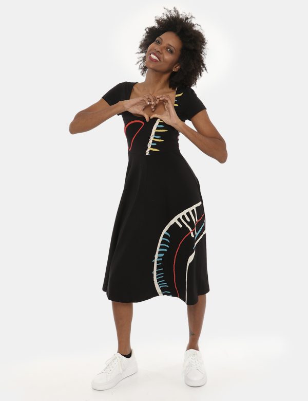 Vestito Desigual nero fantasia - COMPOSIZIONE E VESTIBILITÀ:96% cotone 4% elastaneLa modella è alta 170 cm e indossa la tagl