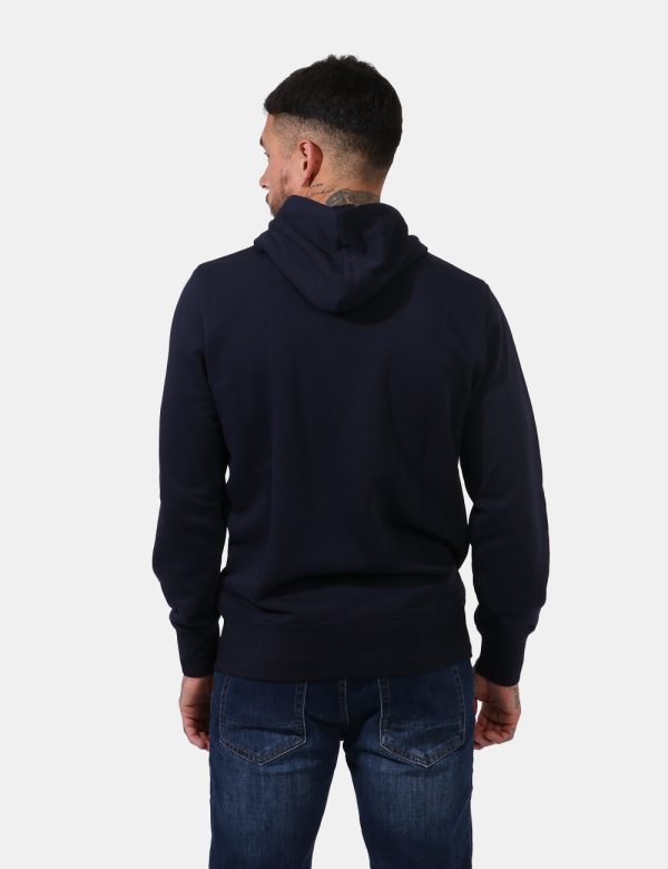 Felpa Gant Blu - Felpa con cappuccio in total blu navy con logo brand sul fronte. La vestibilità è morbida e regolare. La fe