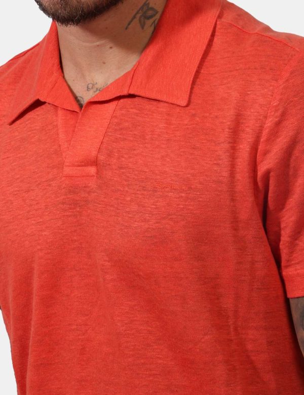 T-shirt Gant Rosso - Casual t-shirt in total rosso con morbido colletto alla peter pan. La vestibilità è morbida e regolare.