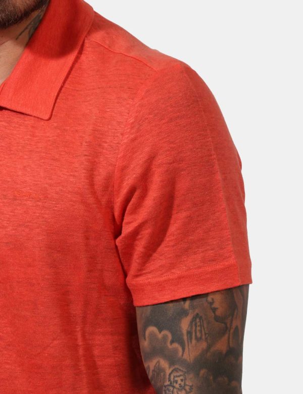 T-shirt Gant Rosso - Casual t-shirt in total rosso con morbido colletto alla peter pan. La vestibilità è morbida e regolare.