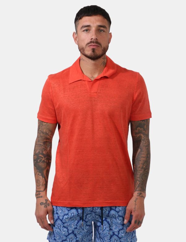 T-shirt Gant Rosso - Casual t-shirt in total rosso con morbido colletto alla peter pan. La vestibilità è morbida e regolare.