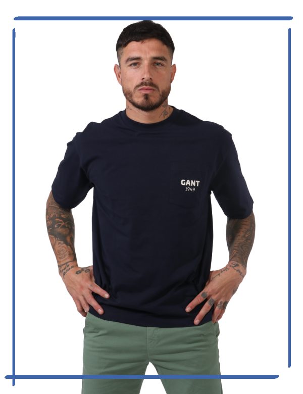 T-shirt Gant Blu - Casual t-shirt in total blu navy con taschino a toppa e logo brand bianco. La vestibilità è morbida e reg