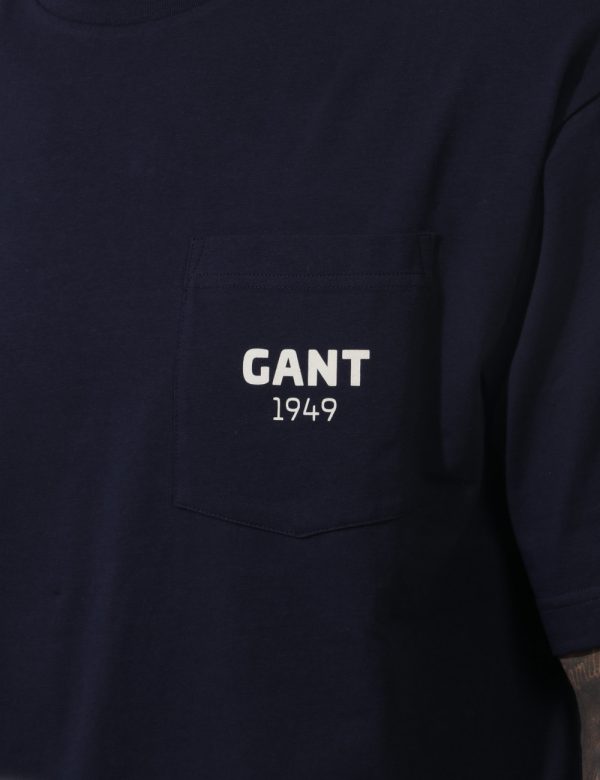 T-shirt Gant Blu - Casual t-shirt in total blu navy con taschino a toppa e logo brand bianco. La vestibilità è morbida e reg
