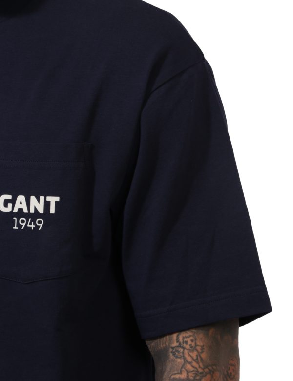 T-shirt Gant Blu - Casual t-shirt in total blu navy con taschino a toppa e logo brand bianco. La vestibilità è morbida e reg