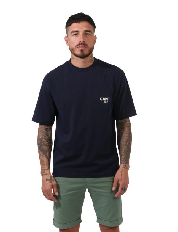 T-shirt Gant Blu - Casual t-shirt in total blu navy con taschino a toppa e logo brand bianco. La vestibilità è morbida e reg