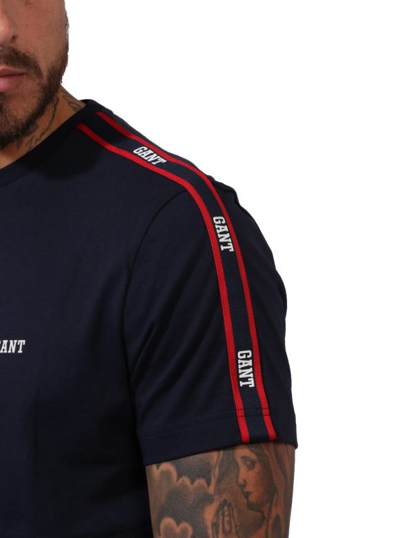 T-shirt Gant Blu - Casual t-shirt in total blu navy con logo brand ricamato ad altezza cuore più stripes rosse e blu sulle m