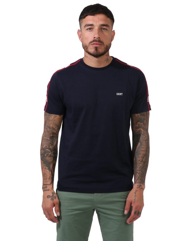 T-shirt Gant Blu - Casual t-shirt in total blu navy con logo brand ricamato ad altezza cuore più stripes rosse e blu sulle m