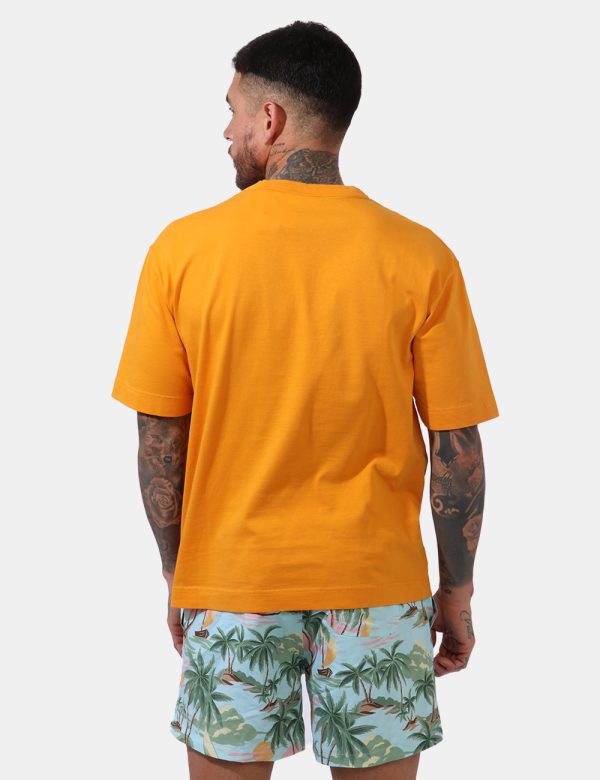 T-shirt Gant Arancione - Casual t-shirt in total arancione con logo brand ricamato ad altezza cuore. La vestibilità è morbid