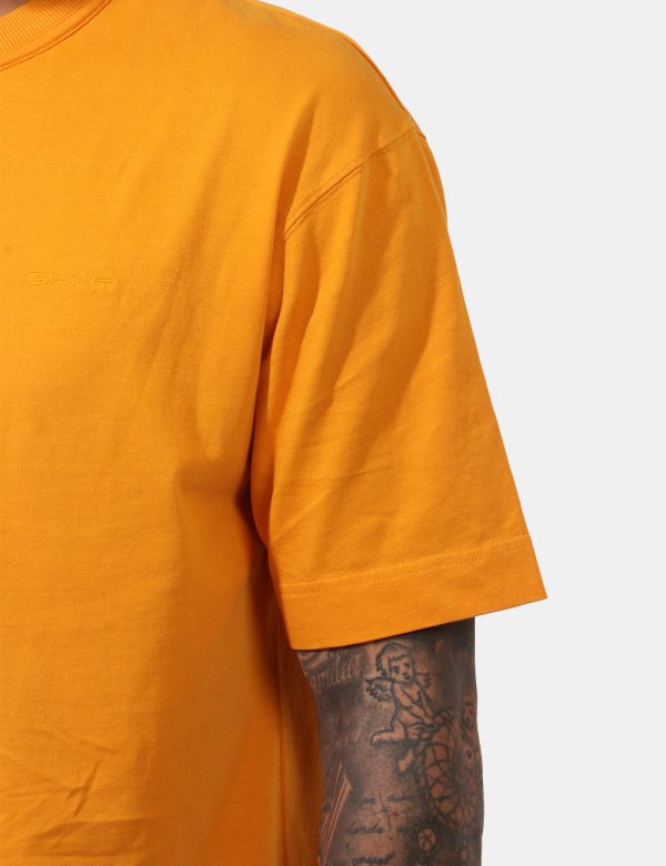 T-shirt Gant Arancione - Casual t-shirt in total arancione con logo brand ricamato ad altezza cuore. La vestibilità è morbid