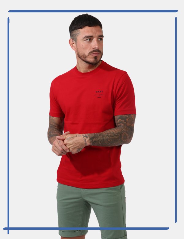 T-shirt Gant Rosso - Casual t-shirt in total rosso scarlatto con logo brand ricamato ad altezza cuore. La vestibilità è morb