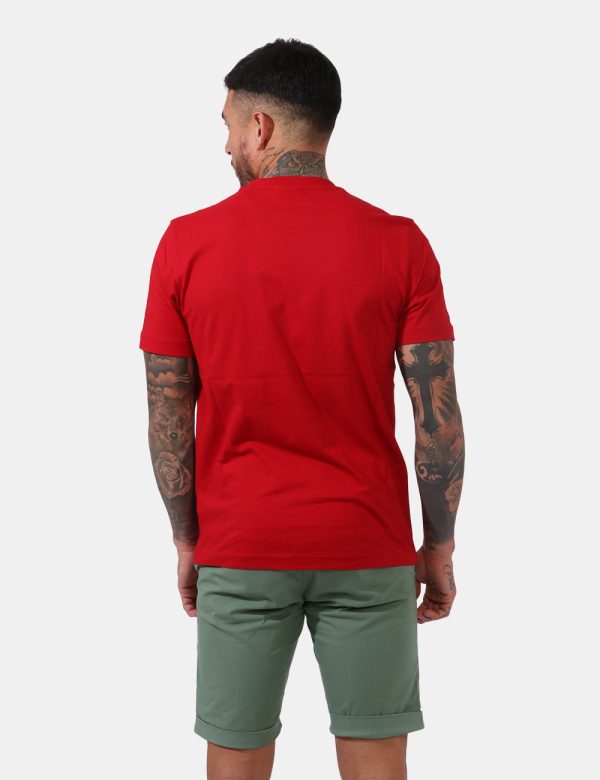 T-shirt Gant Rosso - Casual t-shirt in total rosso scarlatto con logo brand ricamato ad altezza cuore. La vestibilità è morb