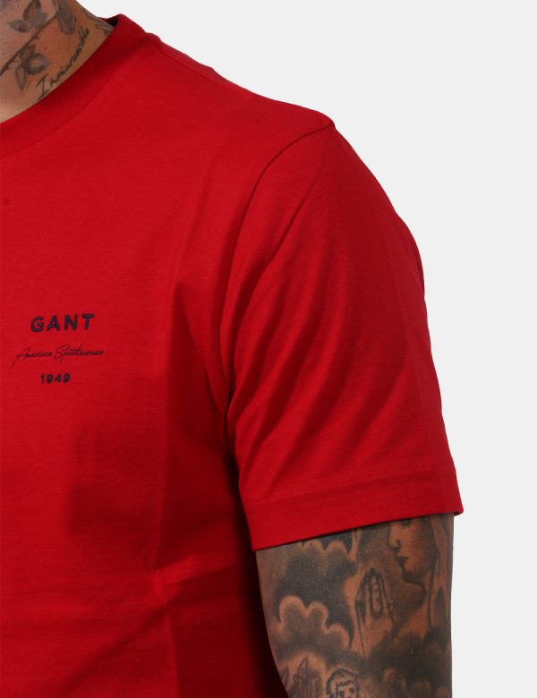 T-shirt Gant Rosso - Casual t-shirt in total rosso scarlatto con logo brand ricamato ad altezza cuore. La vestibilità è morb