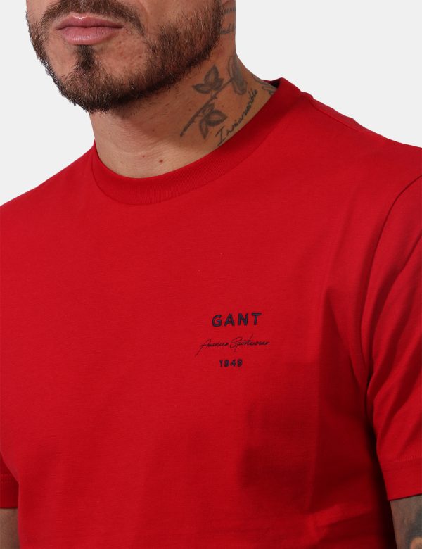 T-shirt Gant Rosso - Casual t-shirt in total rosso scarlatto con logo brand ricamato ad altezza cuore. La vestibilità è morb