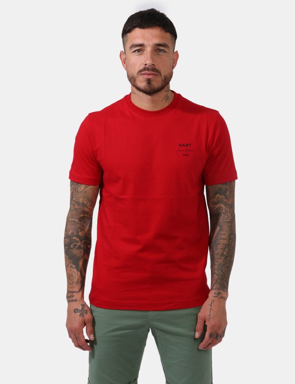 T-shirt Gant Rosso - Casual t-shirt in total rosso scarlatto con logo brand ricamato ad altezza cuore. La vestibilità è morb