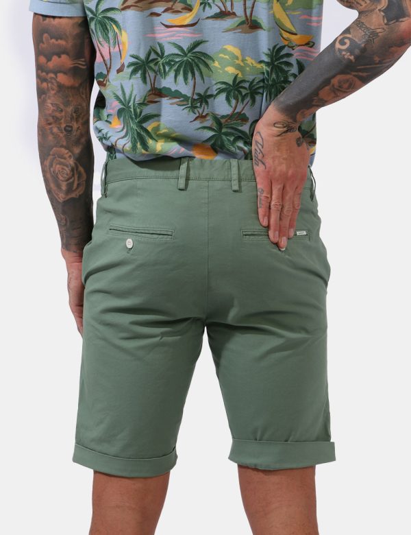 Bermuda Gant Verde - Bermuda in total verde militare. Presenti tasche a taglio trasversale sul fronte e tasche a taglio sul