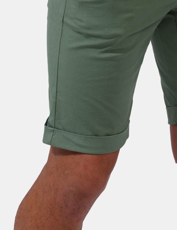 Bermuda Gant Verde - Bermuda in total verde militare. Presenti tasche a taglio trasversale sul fronte e tasche a taglio sul