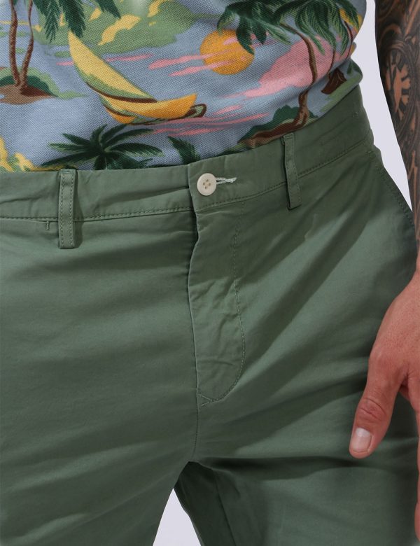 Bermuda Gant Verde - Bermuda in total verde militare. Presenti tasche a taglio trasversale sul fronte e tasche a taglio sul