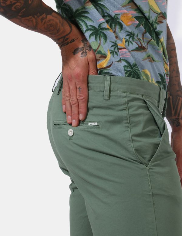 Bermuda Gant Verde - Bermuda in total verde militare. Presenti tasche a taglio trasversale sul fronte e tasche a taglio sul