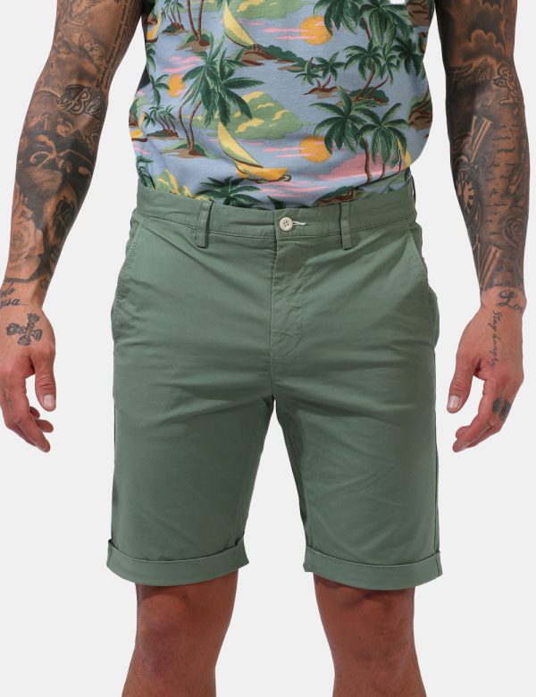 Bermuda Gant Verde - Bermuda in total verde militare. Presenti tasche a taglio trasversale sul fronte e tasche a taglio sul