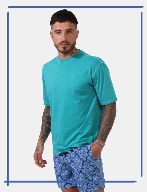 T-shirt Gant Azzurro - Casual t-shirt in total azzurro acquamarina. La vestibilità è morbida e regolare. La t-shirt è adatta