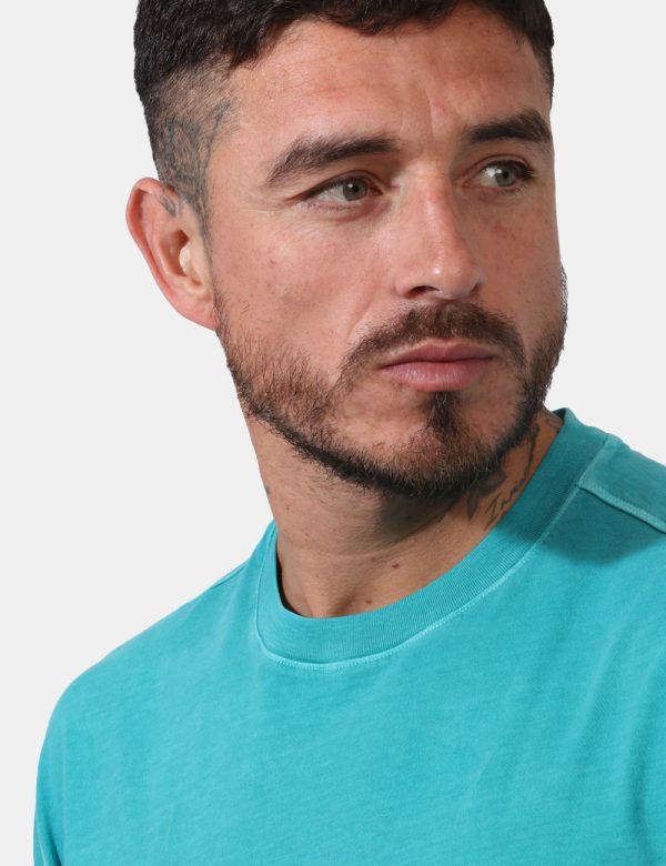 T-shirt Gant Azzurro - Casual t-shirt in total azzurro acquamarina. La vestibilità è morbida e regolare. La t-shirt è adatta