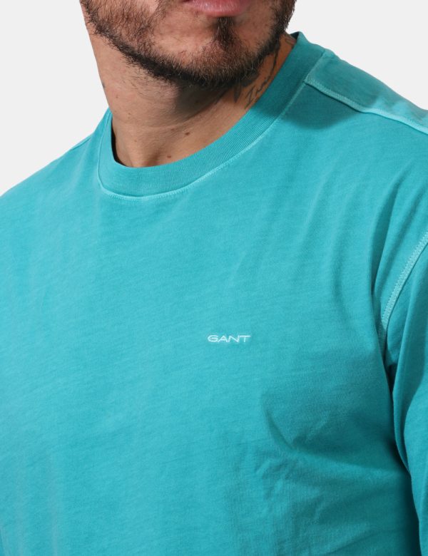 T-shirt Gant Azzurro - Casual t-shirt in total azzurro acquamarina. La vestibilità è morbida e regolare. La t-shirt è adatta