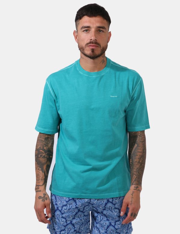 T-shirt Gant Azzurro - Casual t-shirt in total azzurro acquamarina. La vestibilità è morbida e regolare. La t-shirt è adatta